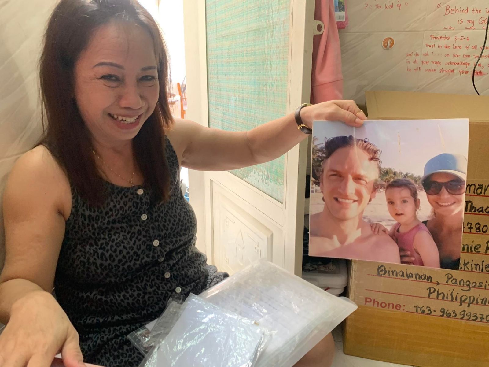 Bà Rosemarie chia sẻ bức ảnh gia đình chủ nhà người Hà Lan, nơi làm việc mà bà cảm thấy trân quý nhất. Ảnh: Minh Tâm.